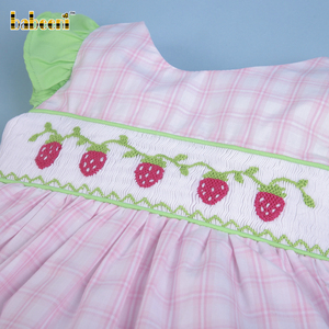 Ensemble de fille brodée fraise smocké à la main personnalisé BB2843 tissu de coton OEM ODM vêtements pour enfants fabricant de gros - Product Image 3