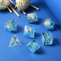 Ensemble de dés polyédriques carrés en résine bleue à bords vifs personnalisés avec 7 dés pour les jeux de rôle DND TTRPG