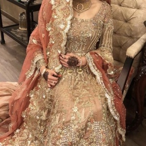 Hermoso Lehenga Koti de Novia con Bordado Zardozi 3D Intenso |   Vestido de Novia Indio/Pakistaní - Product Image 1