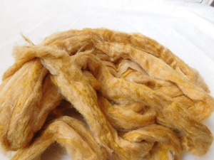 Fibre de soie recyclée itinérante en soie sari bicolore teinte sur mesure pour les magasins de fils et de fibres - Product Image 2