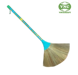 Balai souple Vinacraft à long manche en rotin avec tête en herbe verte et pelle pour usage domestique et extérieur (vente en gros) - Product Image 4