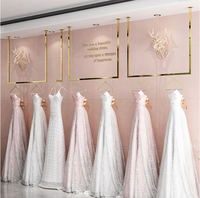 Support mural de présentation de vêtements pour boutique de mariée, rail suspendu au plafond en métal doré pour robe de mariée