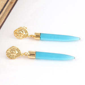 Pendiente largo de piedras preciosas con forma de lápiz, pendiente colgante de poste de oreja con textura martillada de cuarzo azul Londres, pendiente llamativo chapado en oro de 18 quilates - Product Image 2