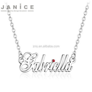 Collana <span class=keywords><strong>con</strong></span> Ciondolo Personalizzato Janice in Acciaio Inox Tagliato al Laser <span class=keywords><strong>con</strong></span> <span class=keywords><strong>Catena</strong></span> Placcata Oro e Charm a Lettera - Product Image 4