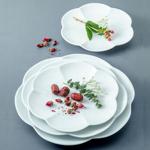 Cargador de porcelana blanca OEM en forma de flor de melocotón tendencia caliente con varios tamaños platos de fiesta de lujo al por mayor nuevo modelo - Product Image 3