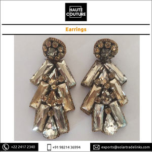 World Wide Supply Boucles d'oreilles pendantes en cristaux de tube brodées à la main de style classique pour femmes d'Inde à un prix optimal - Product Image 2