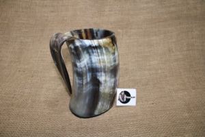 Taza de cuerno vikingo de alta calidad para vino de cerveza en diseño simple blanquecino y marrón para fiesta, boda, tradición casera - Product Image 3