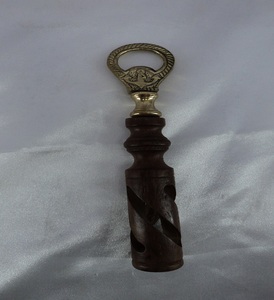 Abrebotellas de acero inoxidable con mango decorativo El mejor abrebotellas blanco para decoración de hoteles abrebotellas al por mayor - Product Image 2