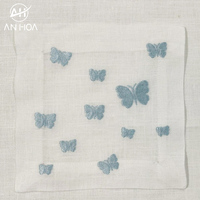 Serviettes de cocktail en lin blanc 100%, carré de 6 "* 6" avec broderie de papillons bleus