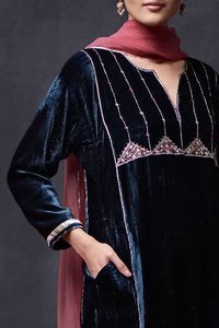 --NEW---STYLISH-VELVET--KURTA ,STYLISH PANT WITH-BEAUTIFUL---ZARI WORK--for Party/ DAILY BASE=2021 - Product Image 2