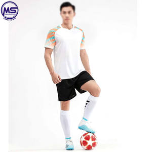 2021ผู้ชายสวมใส่การออกแบบใหม่ที่กำหนดเอง Sublimated ระบายอากาศ100% โพลีเอสเตอร์เครื่องแบบฟุตบอลในราคาที่ดีที่สุด - Product Image 2