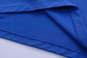เสื้อโปโลแขนสั้นสีน้ำเงินสำหรับผู้ชาย ผ้าปิเก้สีพื้น ดีไซน์ลำลองระบายอากาศได้ดี แต่งขอบปกและปลายแขนเสื้อสีแดงขาว - Product Image 5
