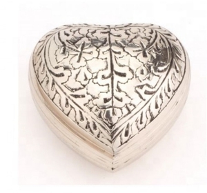 Urne funéraire artisanale en métal gravée en forme de cœur pour bébé, style américain, écologique et personnalisable. - Product Image 3