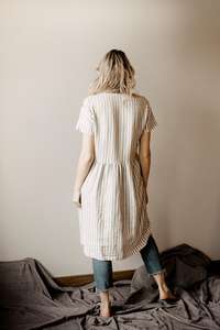 Vestido de lino para mujer, de manga corta, cuello redondo, color blanco, diseño moderno y a la moda. - Product Image 3