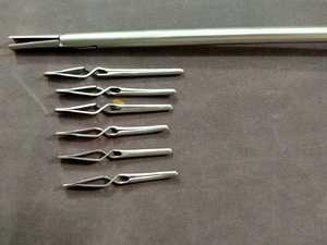 Abrazadera Kara Mediclust Bull Dog con mango para uso quirúrgico/Aplicador de clip Bull Dog reutilizable con 6 sujetadores - Product Image 2