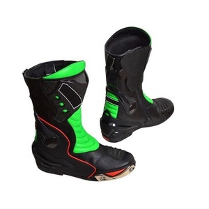 Zapatos de Motociclismo de Cuero para Motocross, Antideslizantes, con Parches Negros, Protección para Motociclistas - Product Image 1