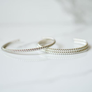 สร้อยข้อมือเงินบิดของผู้หญิงสร้างสรรค์ทำด้วยมือ - Product Image 1