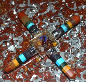 Générateur d'énergie de style Feng Shui en cristal et agate sculpté à sept chakras avec gravure de pyramide de mascotte de motif de guérison pour voiture - Product Image 6