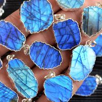 Pendentif Charme Méduse en Granit Labradorite Bleue de Madagascar, Plaqué Argent, avec Tranche de Labradorite, Bijou Chrétien pour Anniversaire