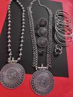 Bijoux indiens Rajvadi Oxi fantaisie et tendance avec 2 ensembles longs, bague, broche de nez, boucles d'oreilles et 10 bracelets Kada en M Creation