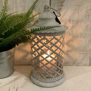 Linterna de metal con base redonda recubierta de crema, perfecta para interiores y exteriores, jardín doméstico e ideas de decoración de bodas - Product Image 1