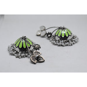 Dernière mode 2025, boucles d'oreilles jhumka en laiton aspect argent meenakari tendance pour filles et femmes - Product Image 3