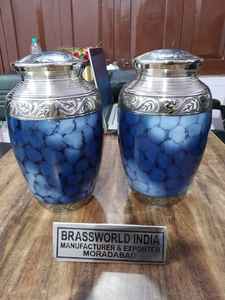 Urne funéraire en métal de style américain Brassworld India, entièrement gravée avec finition cuivre, modèle BRU-4092, pour adultes. - Product Image 5