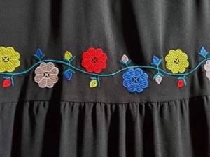 เดรสยาวชายหาดสไตล์โบฮีเมียนสำหรับฤดูใบไม้ร่วง ขายส่ง ปักลายดอกไม้สีดำ คอวี ผ้าทอ ระบายอากาศได้ดี เป็นมิตรกับสิ่งแวดล้อม ซักได้ แขนยาว - Product Image 2