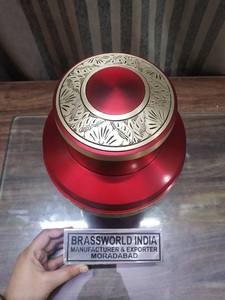 Urne funéraire en métal rouge vif avec gravure dorée, fournitures funéraires de style américain pour adultes par BRASSWORLD INDIA - Product Image 4