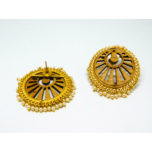 Boucles d'oreille pour filles et femmes, bijoux tendance, finition mate dorée, carré en bois, fait à la main - Product Image 3
