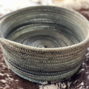 Magnifique panier en corde tressé fait main pour un usage quotidien, idéal pour laver les vêtements et les articles ménagers uniquement. - Product Image 1