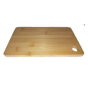 Planche à découper avec nom gravé personnalisé en bois de haute qualité, parfaite pour une utilisation artisanale en cuisine - Product Image 6