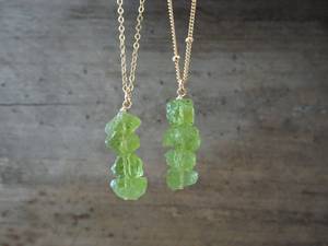 Collar con colgante de piedras preciosas en bruto sin tratar de peridoto natural, 92,5 plata de ley, joyería larga hecha a mano de 20 "al por mayor - Product Image 3