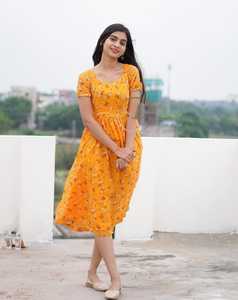 ชุดเดรส Georgette สไตล์มินิมอลที่สวยงามให้ลุคมีสไตล์ที่สมบูรณ์แบบสำหรับฤดูกาลนี้สำหรับสาวสวยและคอลเลกชันของผู้หญิง - Product Image 2