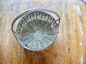 ตะกร้าสานทองเหลืองสำหรับงานแต่งงานทำจากทองเหลืองสวยงามพร้อมศิลปะที่ไม่เหมือนใครเหมาะสำหรับเป็นของขวัญและงานฝีมือจากโลหะ - Product Image 2