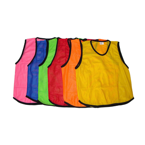 Gilets d'entraînement de football respirants 100% polyester / Gilets de scrimmage disponibles en forme de V et en forme de U - Product Image 1