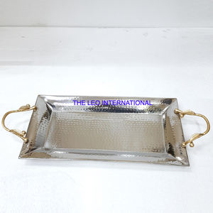 Plateau métallique rectangulaire en acier inoxydable avec poignée en laiton plateau argenté avec poignées dorées plateau martelé avec poignées de créateur - Product Image 1