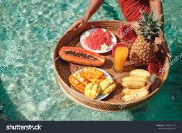 Petit déjeuner flottant d'eau en piscine, données couleur or 99, pour réception de données - Product Image 6