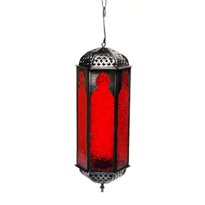 テーブルとショーケースの装飾のための赤いフィットガラスキャンドルホルダー付きの手作りのモロッコデザインの吊り下げランタン