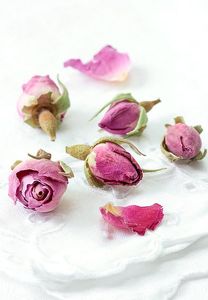 Pétales de rose séchés naturels pour le thé, les bains et les pot-pourris - Product Image 1