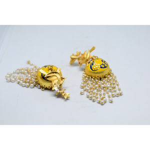 Pendientes de aro largos tipo jhumka con diseño de pavo real, acabado mate dorado tradicional meenakari, para niñas y mujeres. - Product Image 3