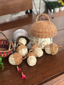 Jouet en rotin en forme de maison de champignon et hochets - Product Image 2