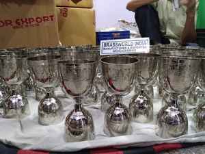 ถ้วยทองเหลืองสลักสีเงินอุปกรณ์สำหรับโบสถ์ทางศาสนาอุปกรณ์โลหะขัดเงาออกแบบโลโก้ได้ตามต้องการงานฝีมือสำหรับกีฬา - Product Image 2