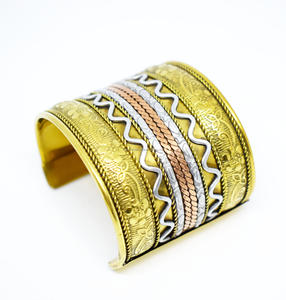 Vintage 1980 Avril Ancien Bracelet Algérie Bijoux Foire Bijoux Hommes texturé et monogramme Bracelet en laiton pour les femmes - Product Image 3