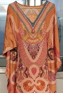 ชุดปาร์ตี้สำหรับผู้หญิงชุดเดรสคาฟตันคอวีพิมพ์ลายผ้าไหมดิจิทัลสำหรับปาร์ตี้สระน้ำชุดเดรสคาฟตันสไตล์ตะวันตก - Product Image 3