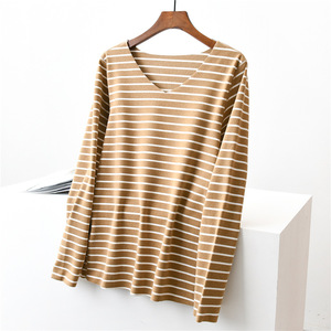 Camisetas de color liso con cuello en V para mujer, remeras con rayas recortadas - Product Image 5