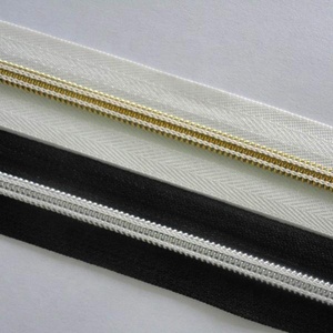 Venta al por mayor No. 3 Cremallera de plástico de extremo abierto de bloqueo automático de nailon largo para zapatos Ropa Bolsas Almohadas - Product Image 2