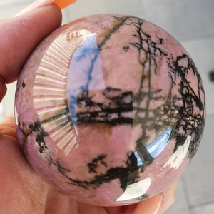 Bola de piedras preciosas de Rodonita natural hecha a mano, esfera de cristal de cuarzo Feng Shui, Ágata curativa de Alfazal - Product Image 1