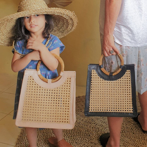 Sac de plage rond en rotin tressé tendance. Sac à main en paille tressé à la main avec un pompon et une touffe décorative - Product Image 1
