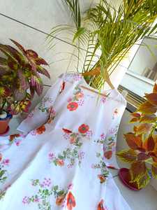 ชุดเดรสลายดอกไม้สีขาวคลาสสิกจากผ้าจอร์เจตท์เนื้อนุ่มพิมพ์ลายดอกไม้ดิจิทัล ทรงเข้ารูปและบานออกช่วงล่าง ชุดเดรสยาวสำหรับผู้หญิง - Product Image 4